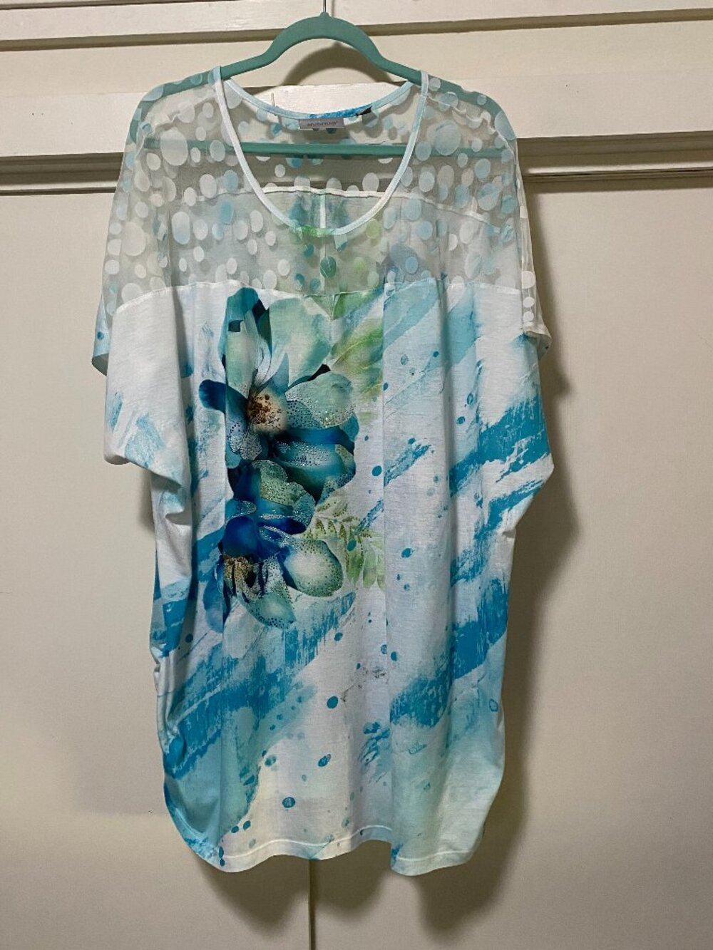 Avenue, beautiful white & turquoise, embellished tunic, size 30/32